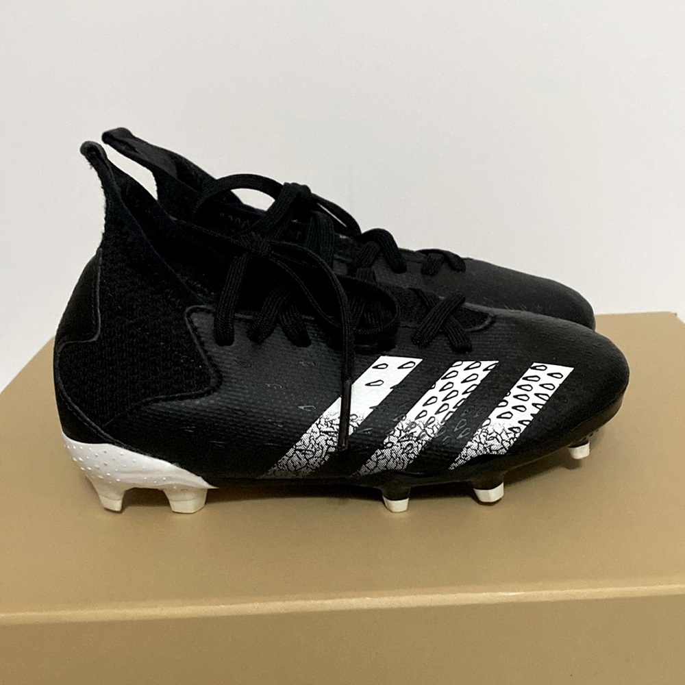 Adidas Predator pre school soccer shoes 10.5K